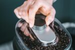 Melitta AromaFresh X – Filterkaffeemaschine mit integriertem Mahlwerk, Glaskanne und Timer-Funktion, für bis zu 10 Tassen Kaffee, in Schwarz/silber